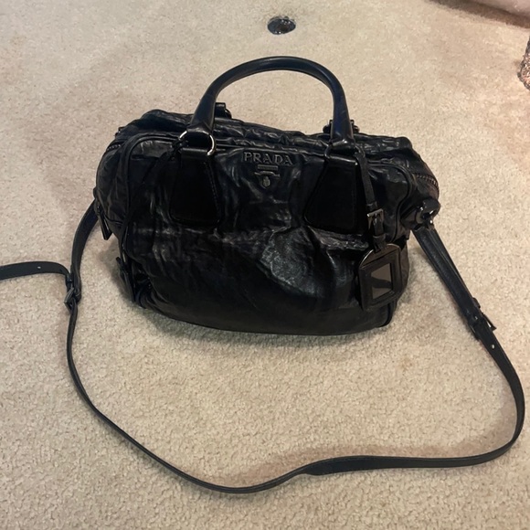AUTHENTIC PRADA Tote with adjustable crossbody strap. - Picture 3 of 15